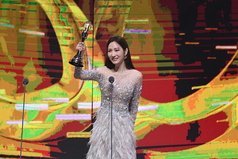 世新大學傳管系校友曾莞婷憑藉《影后》榮獲「戲劇節目女配角獎」。(三立電視畫面提供)