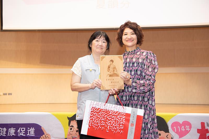 衛生局美如副局長致贈夏韻芬女士紀念品
