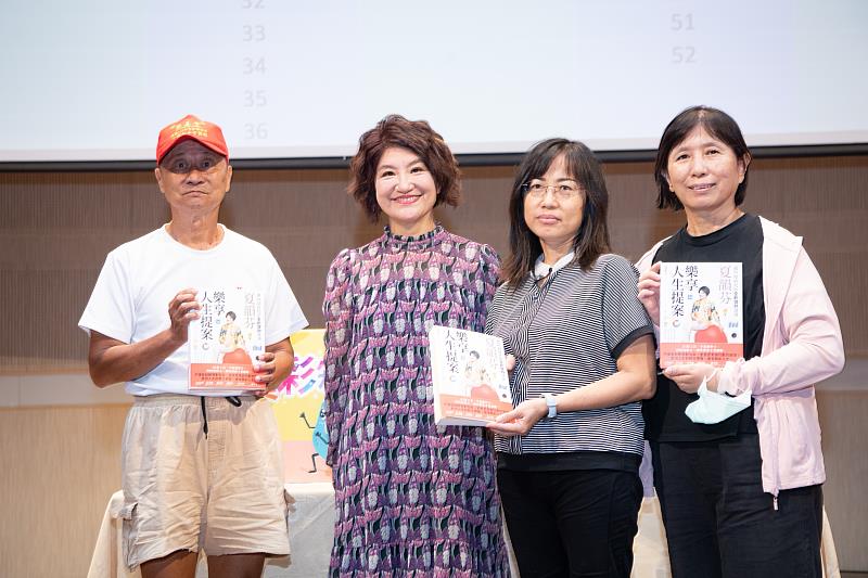 三位幸運民眾獲贈夏韻芬女士贈送的簽名書