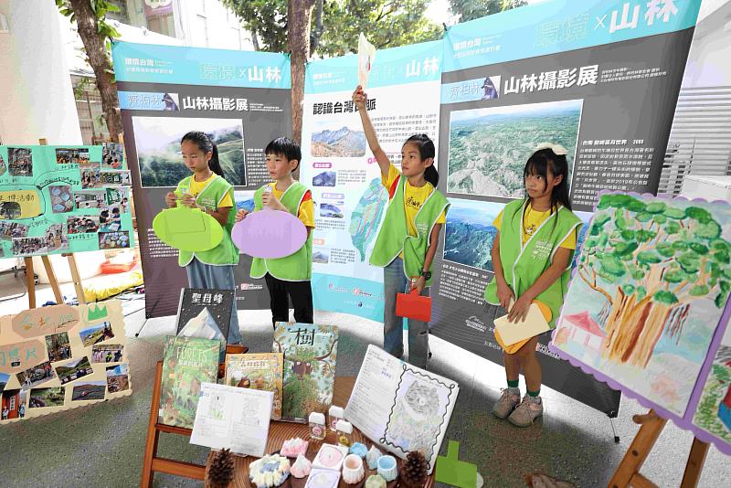學生於影像展覽中說明環境主題