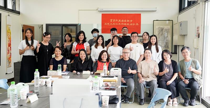 圖一 勤益文化創意事業系游惠遠教授(二排左二)與畫家羅慧珍女士(前排左三)、吳清川先生(前排左四)與畫廊經營者們合影