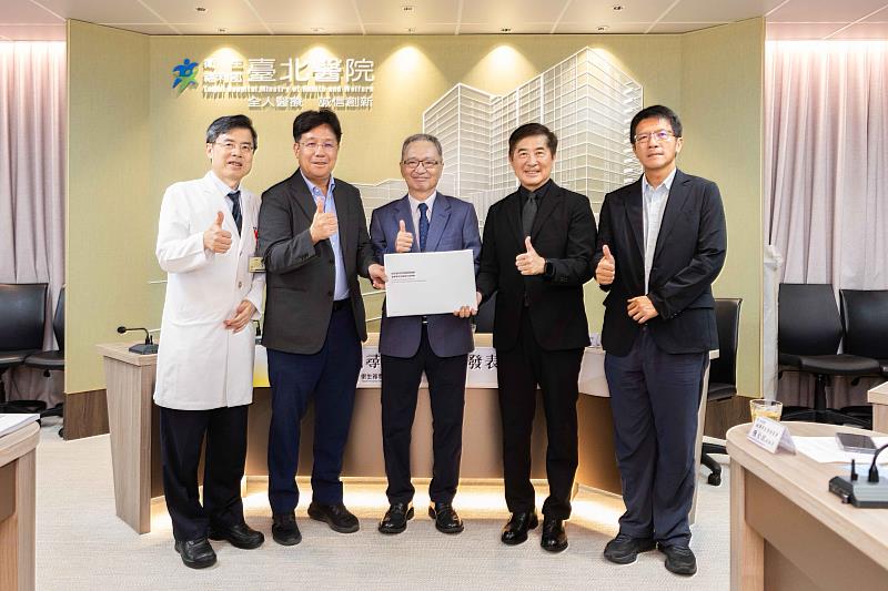 示範設計說明書移交予醫福會廣泛應用（左起：臺北醫院鄭舜平院長、醫福會林慶豐執行長、衛福部薛瑞元前部長、台灣設計研究院張基義院長、經濟部產業發展署陳全政副組長)