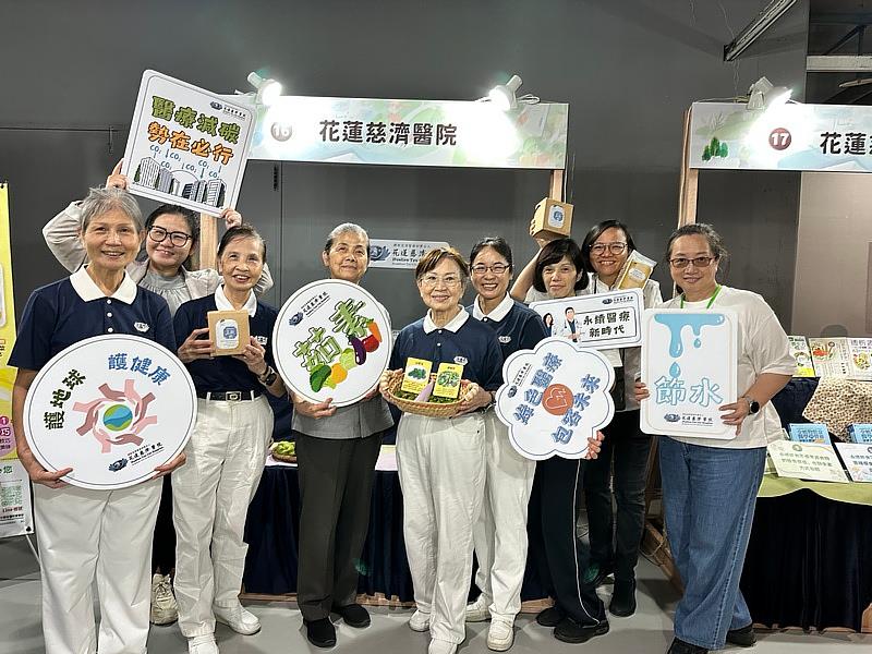 「2025健康永續行動X蔬食生活市集」,花蓮慈濟醫院受邀成為推素行動支持夥伴,週末連續兩日都有營養科團隊和慈濟志工設計拿手蔬食點心分享。(攝影/吳宛霖)