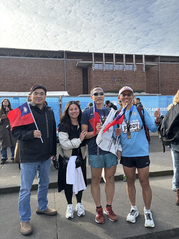*駐荷蘭代表處劉副參事公漢及同仁在終點線等待台灣選手。