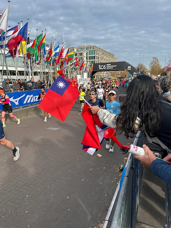 *進入終點前選手及陪跑員準備披國旗進場。