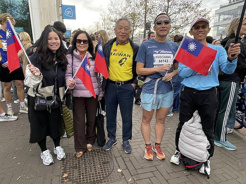 *駐荷蘭代表處田代表中光夫婦(中及左2)在起跑前為選手洪國展(右2) 、國展太太汪羽祺(左1)及陪跑員楊志偉(右1)加油。