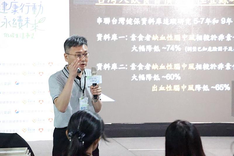 花蓮慈濟醫院心臟內科專家張懷仁醫師專題分享「藥食同源：全植物飲食，健康永續的最佳處方」，以科學實證結果分享疏食對健康和環境的益處。(攝影/吳宛霖)