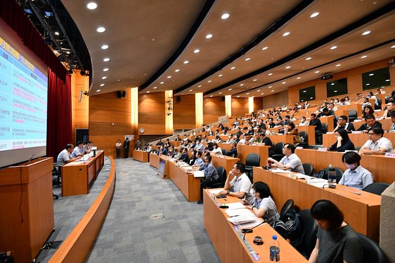 漁業署於114年10月20日在國立臺灣大學法律學院霖澤館召開「研商民眾搭乘非漁船之浮具或船舶從事休閒海釣管理事宜」會議
