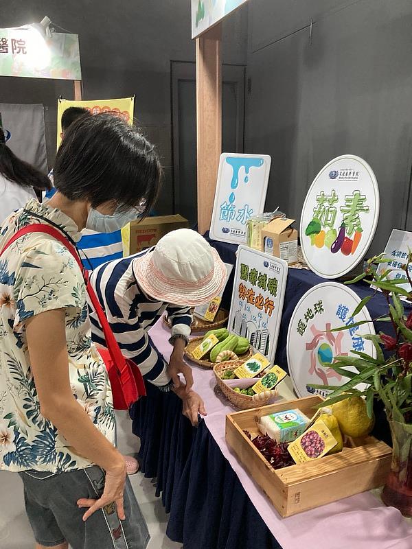 花蓮慈院連續兩日參與健康永續暨蔬食市集，以綠色醫療護地球護健康的健康永續行動，吸引許多民眾駐足了解。(攝影/顏靜曦)