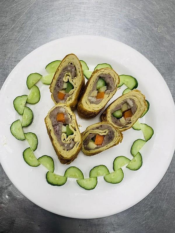 花蓮慈院作品「彩蔬蘋果芋泥捲」採用在地小農芋頭，以愛心、低碳結合創意，傳達健康意識和對花蓮農業的關懷。
