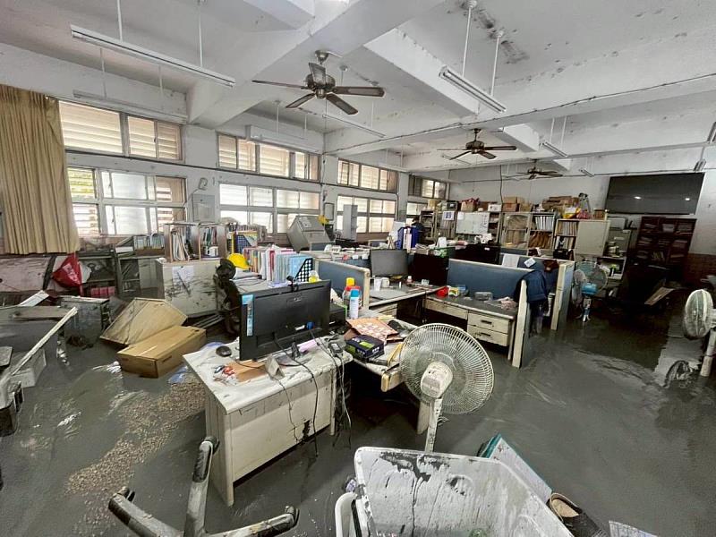 花蓮光復國中教室到洪水災損的實際畫面(政大EMBA校友會提供)