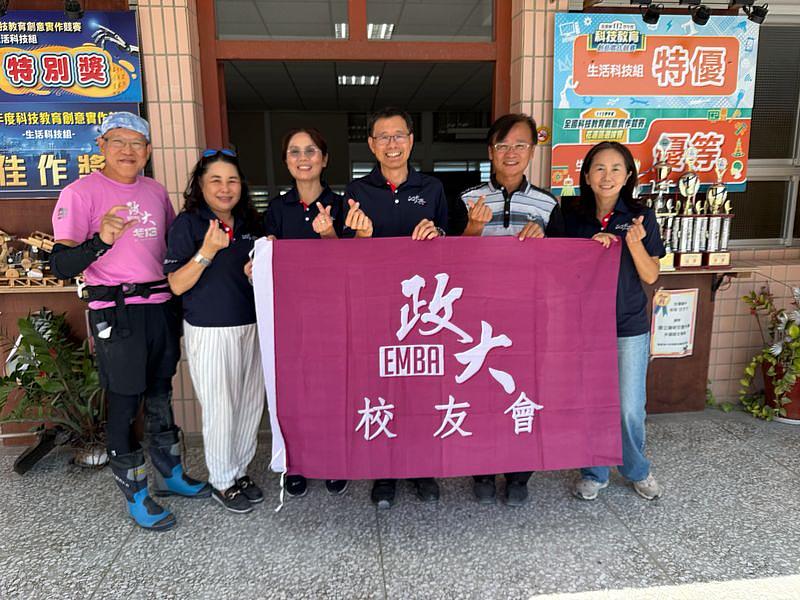 國立政治大學EMBA校友會募捐，協助花蓮光復國中重建生科教室與圖書室。（政大EMBA校友會提供）