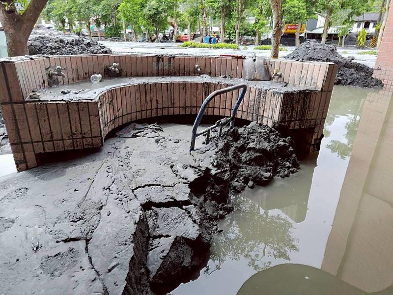 花蓮光復國中校園內淤泥災損嚴重，多項校舍已經不堪使用。(政大EMBA校友會提供)