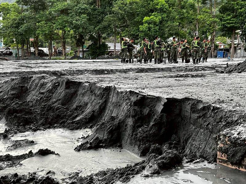 花蓮光復國中校園災損嚴重，高達兩米以上的掩埋泥土清除作業，由國軍協助清理。(政大EMBA校友會提供)