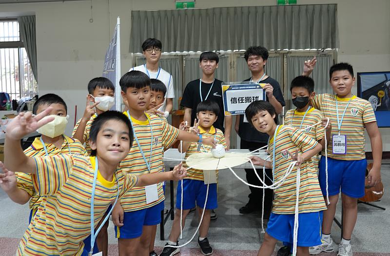 信任搬球合作挑戰團隊互信互助的重要