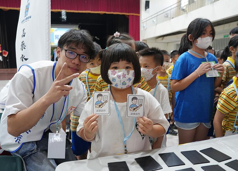 誠信記憶牌挑戰孩童記憶外，也教導孩童公平與遵守的規則