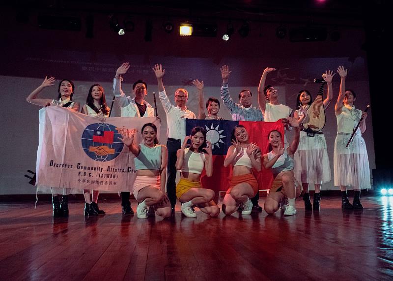 徐儷文大使、僑委會前委員長吳新興先生及當代樂坊上台謝幕