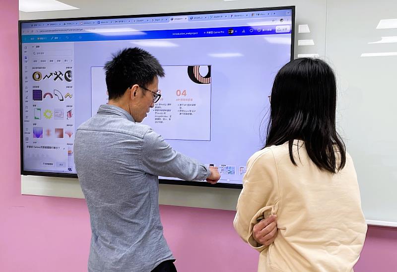 小余(右)參加北分署職前訓練「商務AI應用開發工程師養成班」,培養跨域職能,成功轉職金融業AI工程師