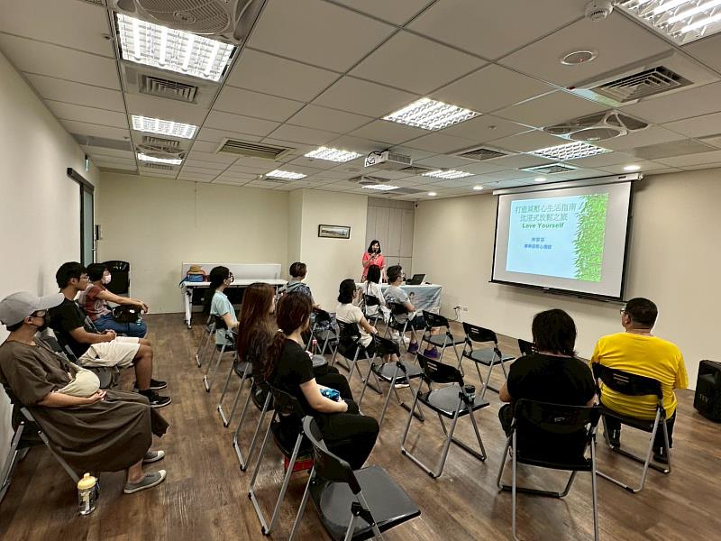 114年新北市衛生局心理健康月系列活動「打造減壓心生活指南」，民眾參與蘆洲場實體活動，體驗沉浸式紓壓課程。