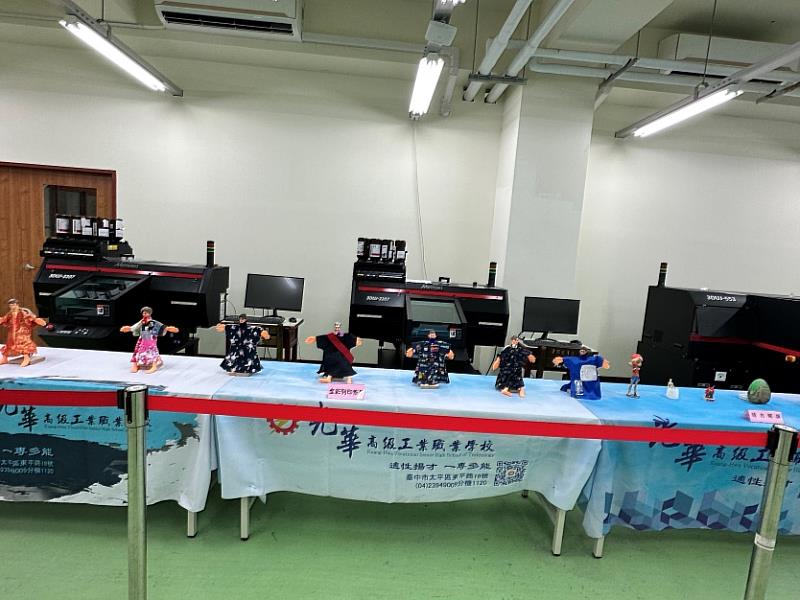 現場陳列著多尊製作精美、色彩繽紛的3D列印全彩木偶，充分展現了課程的學習成效