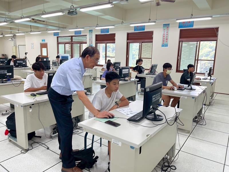 賴老師細心指導學生進行電腦操作與軟體應用