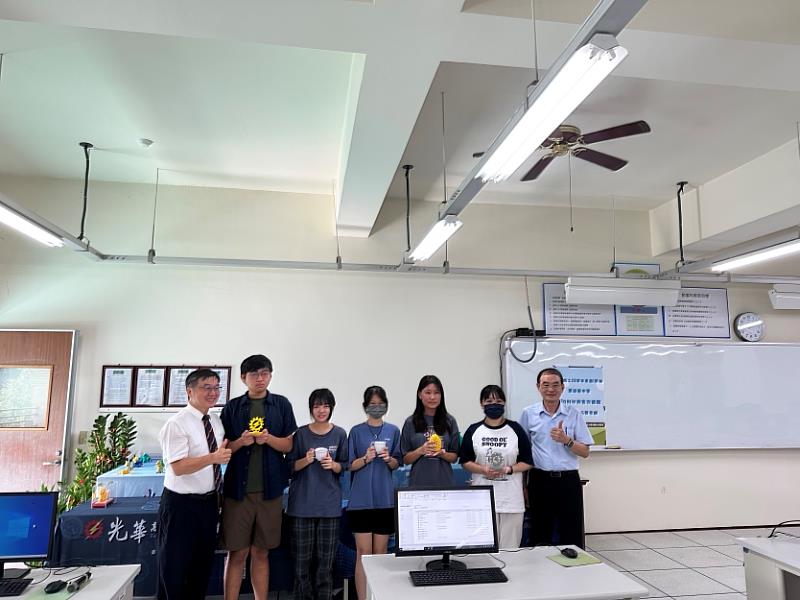 師長與展現成果的學生們一同合照,記錄下這寶貴的時刻