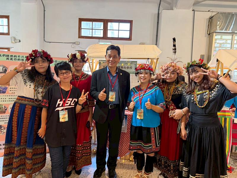 徐校長與參展的同學合照。