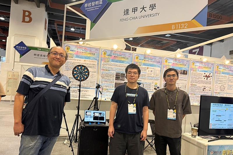 人工智慧研究中心主任許懷中、技術長陳伯維以「多行程事件整合框架系統」榮獲銀牌獎。