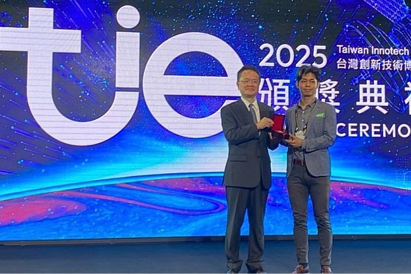 材料科學與工程學系何主亮講座教授團隊與大永真空設備股份有限公司產學合作「一種碳矽化合物製備方法」榮獲金牌獎,大永真空研發長詹子厚特別親自出席領獎。