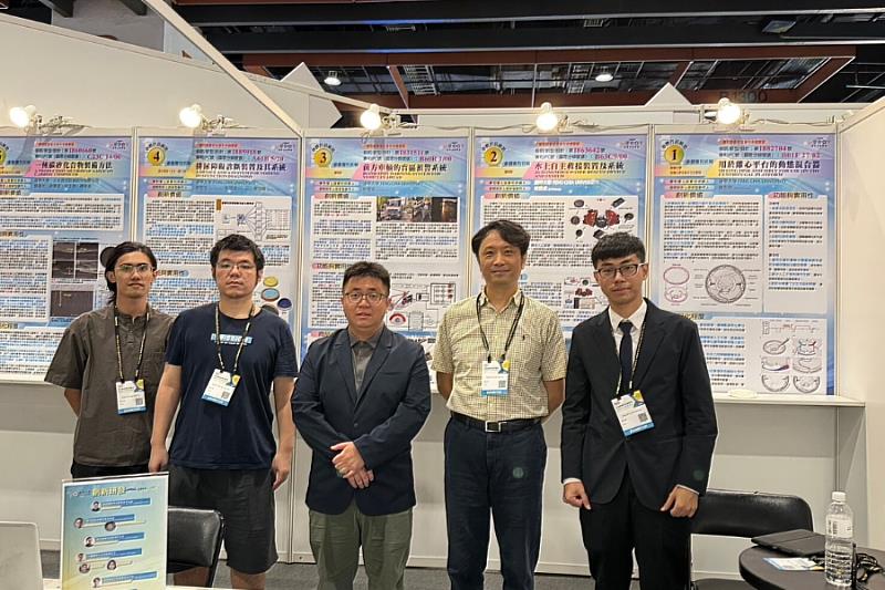 人工智慧研究中心全端工程師梁定殷、技術長陳伯維與材料系謝秉諺老師、化工系施志欣老師、自控系邱垂鴻助理(由左至右)等獲獎團隊成員於展區一同合影。
