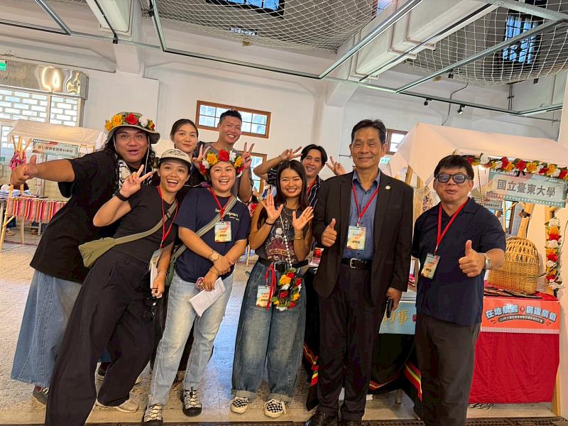 徐校長與參展同學合照。