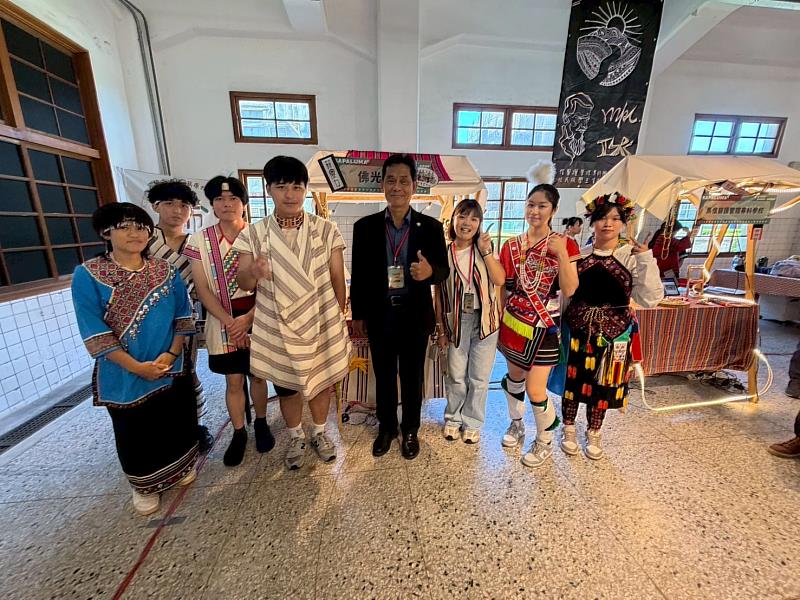 徐校長與參展之同學合照。