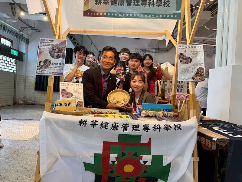 徐校長與耕莘健康管理專科學校同學合照。