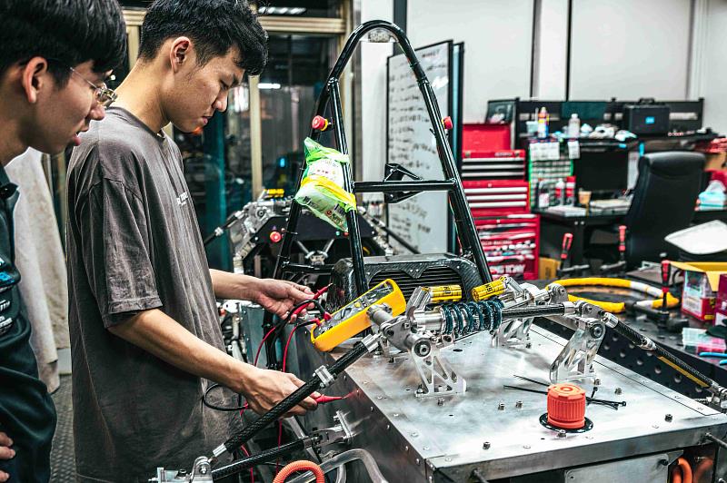 團隊自製高效逆變器,優化電池與馬達間的能量轉換效率,讓新車具備更快的加速度與操控性能,展現團隊在工程整合與自主研發製造的堅強實力。