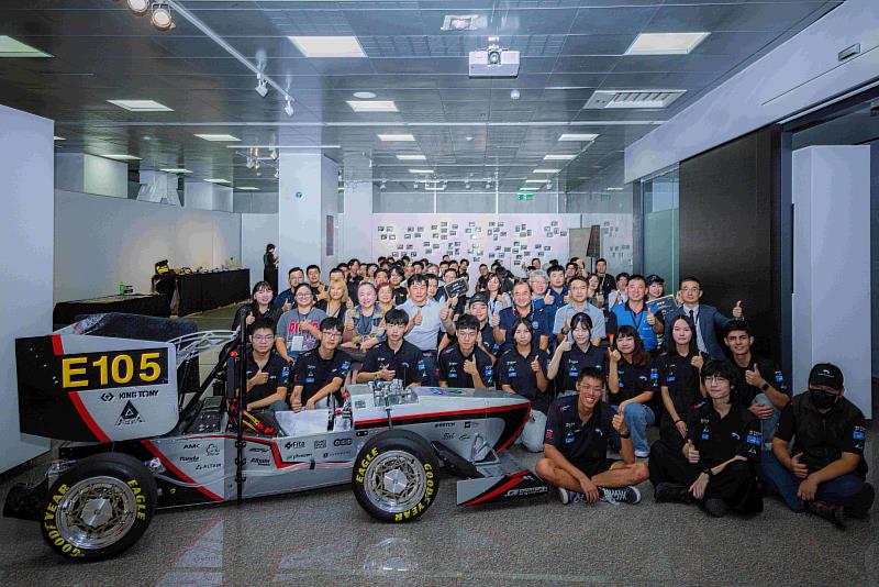臺科大方程式賽車隊於17日舉辦新車發表會,正式推出第二代電動賽車LEOPARD 02。圖為車隊學生、贊助廠商及指導老師合影。