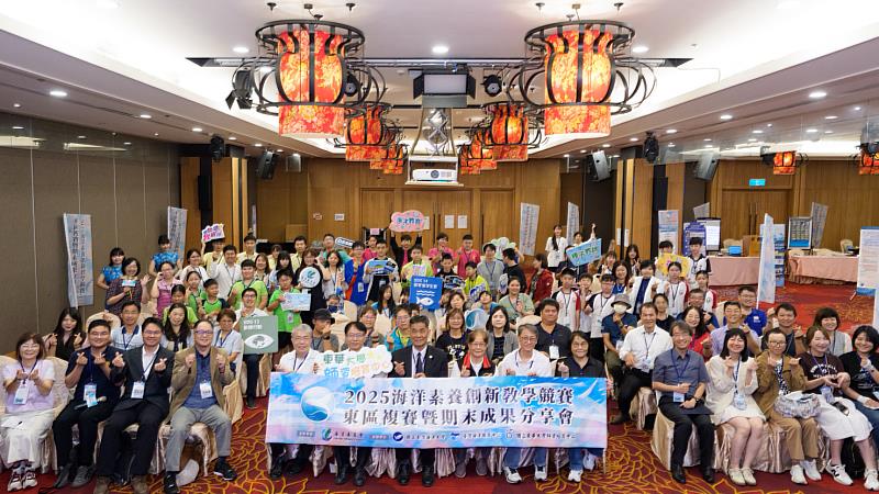 現場貴賓、社群教師及參賽隊伍大合照。