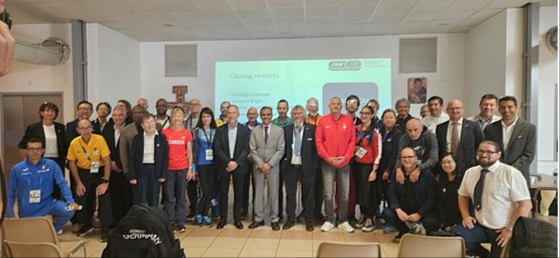 國際超級馬拉松總會年會出席的各國代表(郭豐州理事長後排左2)