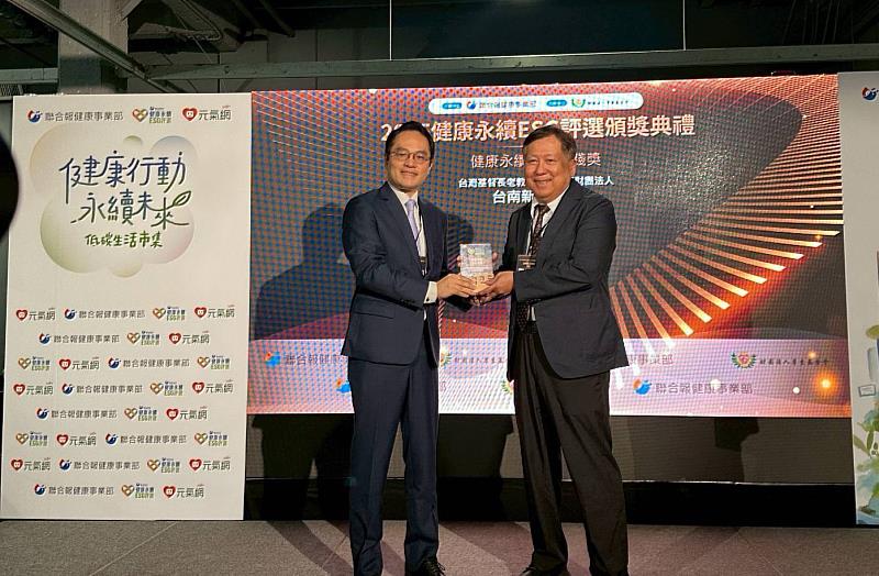 台南新樓醫院劉啓擧院長代表領取『2025健康永續傑出實踐獎』，彰顯新樓醫院在健康醫療、全人照護與永續治理上的努力獲得初步的肯定。
