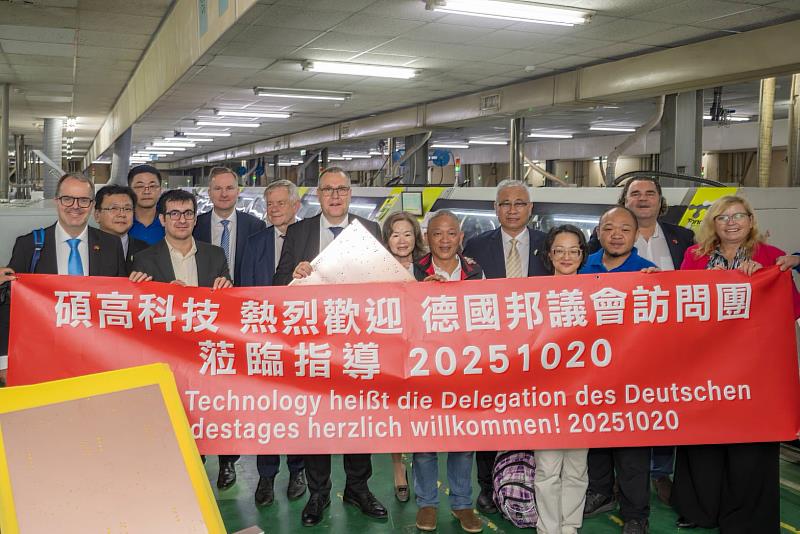 訪問團前往開南大學的產學合作企業碩高科技參訪