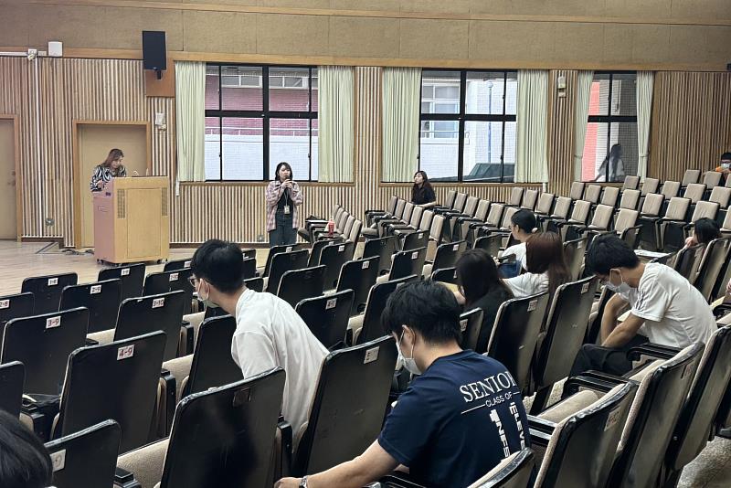 雲嘉南分署青年職涯發展中心代表於南大課程開場介紹中心服務,說明青年可運用的資源與輔導管道,協助學生更有效規劃職涯方向。