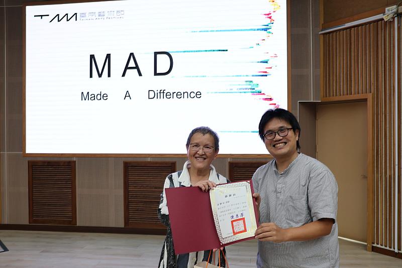 南大授課老師吳明錡致贈感謝狀,感謝講者鼓勵學生拓展文化視野,將藝術與生活緊密連結。