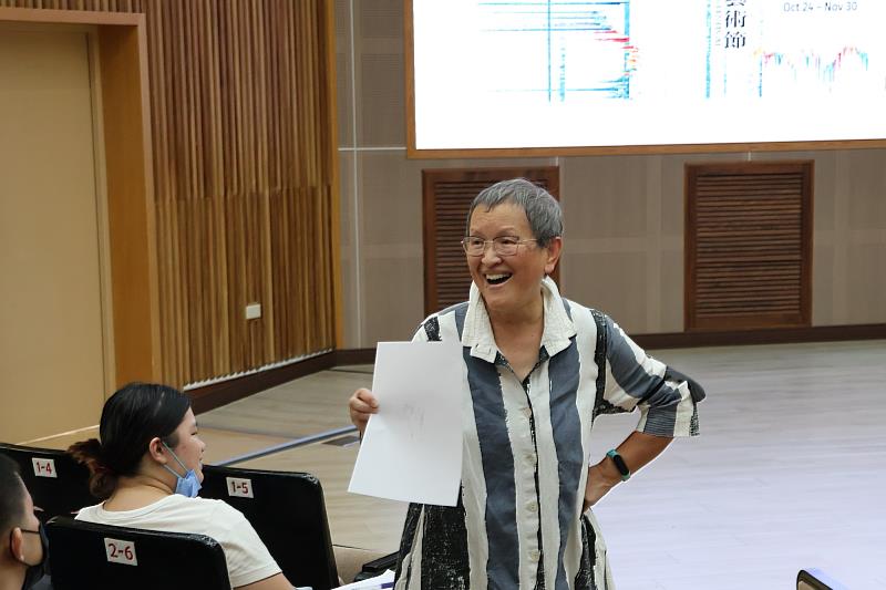 講者設計「以呼吸畫出自己的線條」活動,讓南大同學透過身體律動與呼吸感受,將內在情緒與節奏轉化為藝術線條。