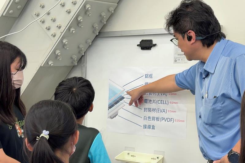 鴻躉公司黃副總向山上國小學生解說太陽能板材料再利用過程,呈現南大產學合作推動永續教育的成果。