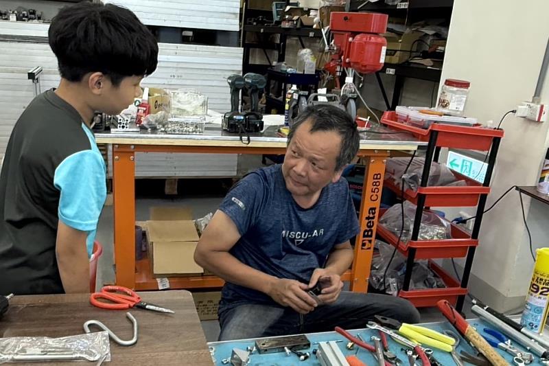 南大太陽能小學堂學童向鴻躉公司技師請教,展現對循環經濟應用的好奇與探究精神。