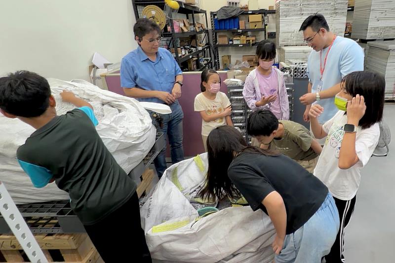 學生仔細認識太陽能板拆解後的玻璃、鋁框與接線盒等原材料,學習資源再利用的概念。