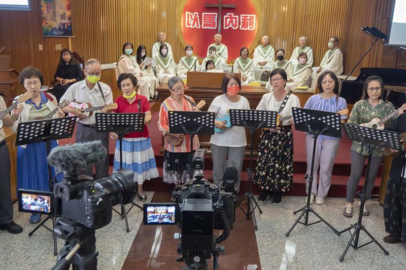 學員登台演出十堂課的學習成果，展現南大USR行動中音樂共學的生命力。