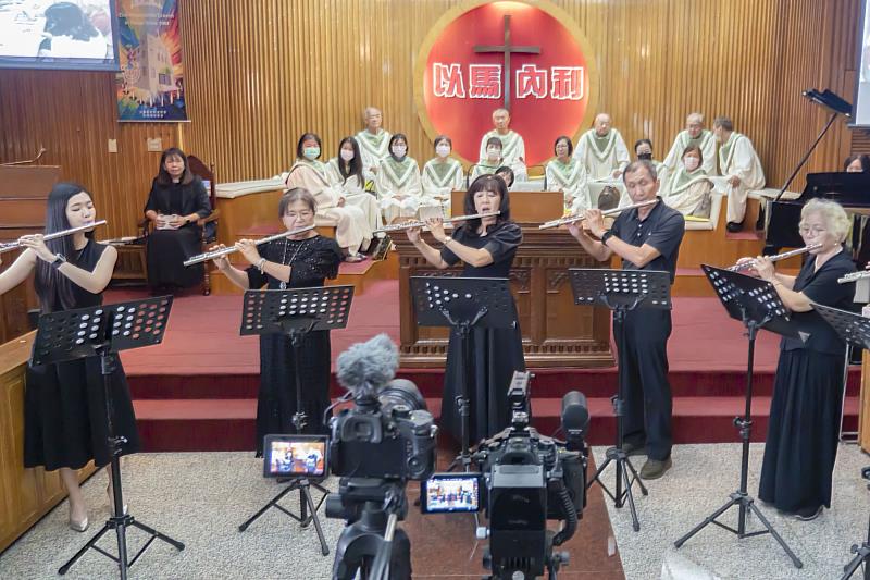 南大音樂系師生陪伴長者學習長笛，於成果發表會中以〈月亮代表我的心〉展現柔美樂音。