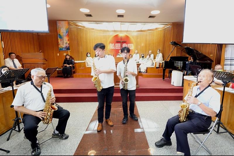 祖孫組攜手吹奏〈望春風〉,南大USR課程成果發表中洋溢跨世代共響的真情。