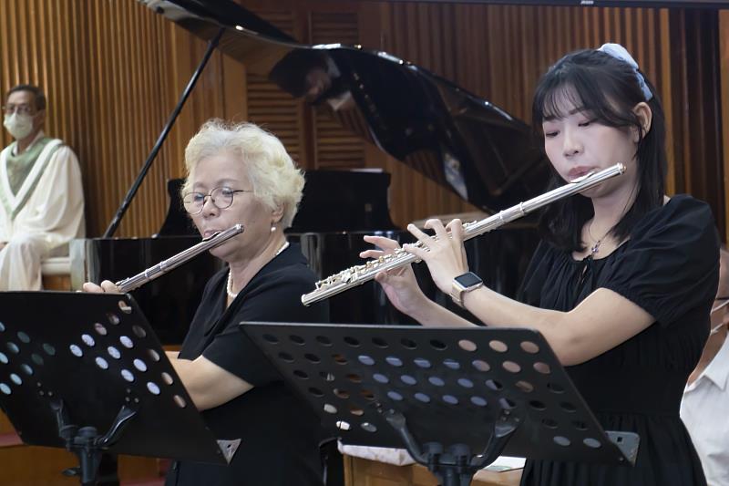 「青銀合奏」展現世代共學成果,南大學生與長者以音樂交流出溫暖旋律。