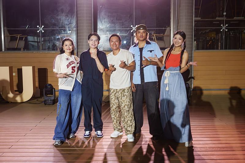 《原Way星唱快閃計畫》第二場，10月14日傍晚，在桃園市中壢區萬能科技大學登場，金曲歌手卡司有Suming舒米恩（左三）、Kumu Basaw姑慕·巴紹（左一）、HengJones大亨（右二）、A'lufay葉靜宜（左二），現場搭配主持人咖啡糖賢齡（右一）生動地教起學生們組曲歌詞裡的族語，成功嗨翻萬能科大校園。圖-原文會提供